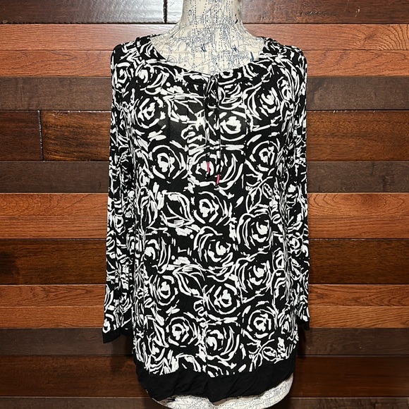 Ellen Tracy Tops - Ellen Tracy Scoop Neck Long Sleeve Black and White Pleated Blouse